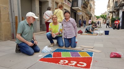 CATIFES DE CORPUS OMPLEN DE COLOR EL CARRER BISBAL