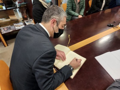 EL CONSELLER D'ACCIÓ EXTERIOR, BERNAT SOLÉ I BARRIL, HA VISITAT L'AJUNTAMENT DE GUISSONA