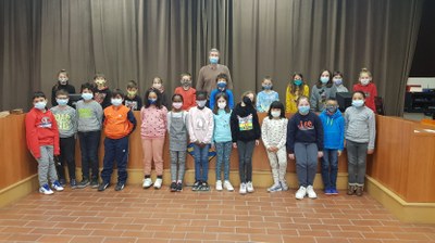 ELS I LES ALUMNES DE L'ESCOLA RAMON ESTADELLA VISITEN L'AJUNTAMENT
