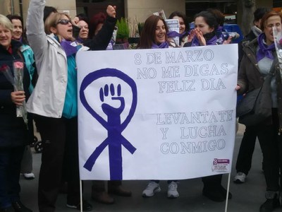 GUISSONA COMMEMORA EL DIA INTERNACIONAL DE LES DONES AMB L’ATURADA DE DUES HORES I LA LECTURA DEL MANIFEST