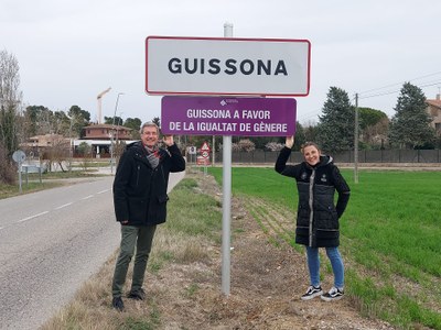 GUISSONA POSA CARTELLS A FAVOR DE LA IGUALTAT A LES ENTRADES DE LA POBLACIÓ