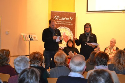 LA BBLIOTECA DE GUISSONA S'OMPLE PER ESCOLTAR LA LECTURA DE RELATS AMB TRACTE A CÀRREC DE L'ATENEU