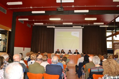 MÉS DE 70 PERSONES OMPLEN LA SALA DE PLENS DE L'AJUNTAMENT DE GUISSONA PER PRENDRE CONSCIÈNCIA DE L'ENVELLIMENT A LA COMARCA