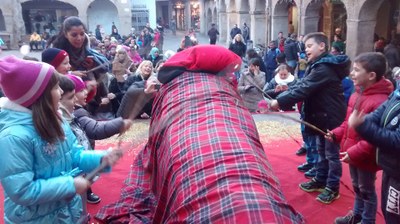 250 NENS I NENES CAGUEN EL TIÓ DELS DESITJOS