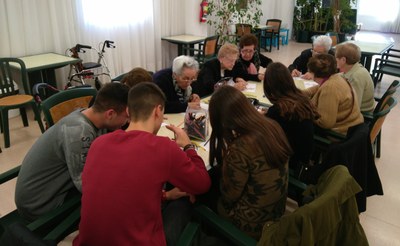  AVIS I JOVES DE GUISSONA PARTICIPEN AL PROGRAMA "APRENENTATGE I SERVEI" ON JUNTS PREPAREN LA REPRESENTACIÓ D'UN CONTE