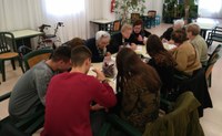  AVIS I JOVES DE GUISSONA PARTICIPEN AL PROGRAMA "APRENENTATGE I SERVEI" ON JUNTS PREPAREN LA REPRESENTACIÓ D'UN CONTE