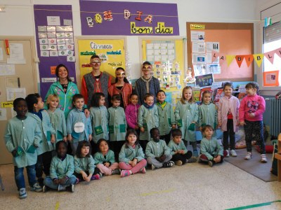 ELS AJUDANTS DEL REI CARNESTOLTES VISITEN ELS CENTRES EDUCATIUS