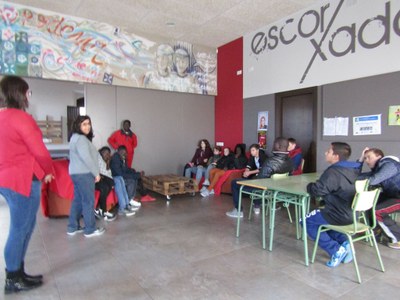 ELS ALUMNES DE L'AULA D'ACOLLIDA VISITEN EL CASAL JOVE