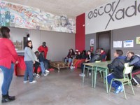 ELS ALUMNES DE L'AULA D'ACOLLIDA VISITEN EL CASAL JOVE