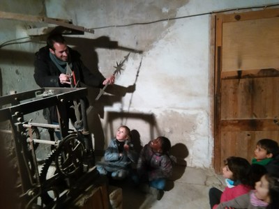 Els alumnes de l'Escola Ramon Estadella visiten el rellotge del campanar de Guissona.