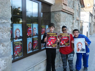 Els joves de Guissona participen a la Setmana “Alcohol menys millor” amb penjada de cartells a l'Espai Jove. 