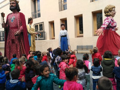ELS NENS DE P4 CONEIXEN EL MÓN DELS GEGANTS