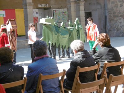 Guissona celebra la festivitat de Sant Jordi com una jornada festiva però que gràcies al bon temps i a les activitats de carrer va ser concorreguda i animada durant tot el dia.