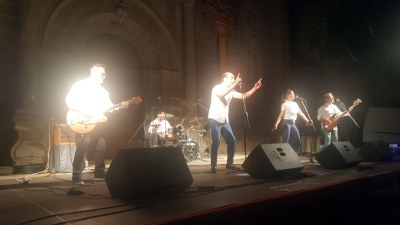S’OMPLA LA PLAÇA A RITME DE SWING