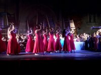 UN EMOTIU ESPECTACLE REMEMORA ELS 20 ANYS DE MERCAT ROMÀ