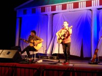 S’OMPLA LA PLAÇA DE L’AJUNTAMENT AMB MÚSICA DE CANTAUTOR